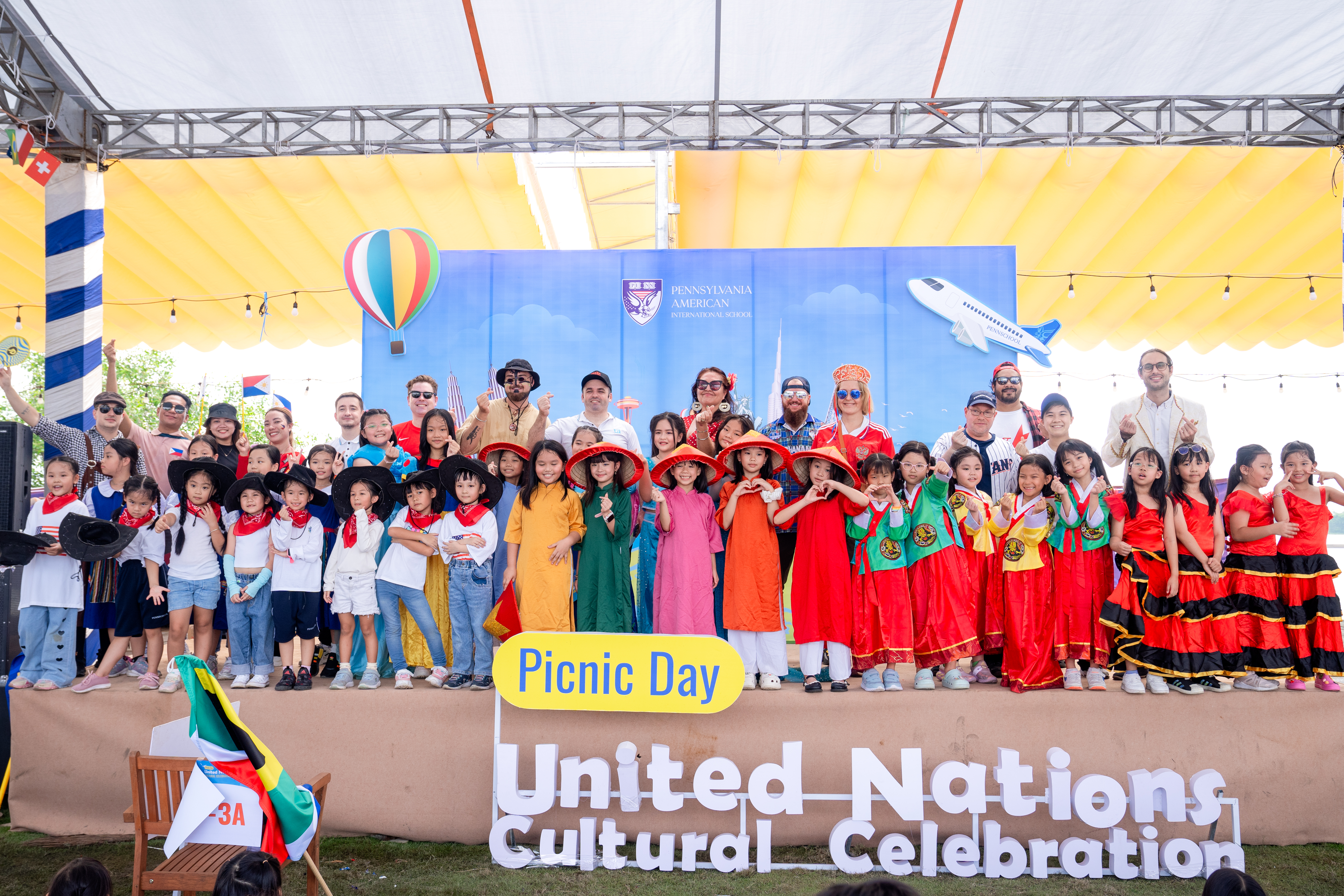 thang-10-dang-nho-cung-nhieu-hoat-dong-day-mau-sac